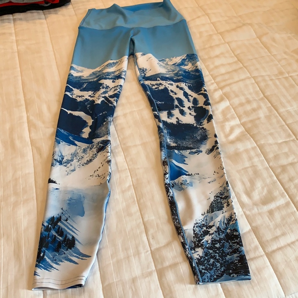 Mountain print leggings